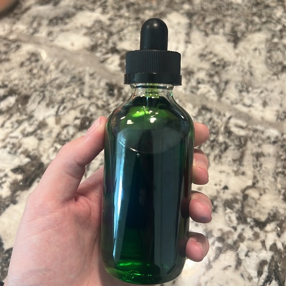 AMINNAH Skincare “XOXO” Moisturizing Candy Heart Scented Body Oil (1 Bottle) - Picture 6 of 8